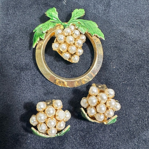 Sandor Jewelry - 🚨RARE🔥: Vtg Sandor Pearl Cluster Accent Brooch & Earring Set